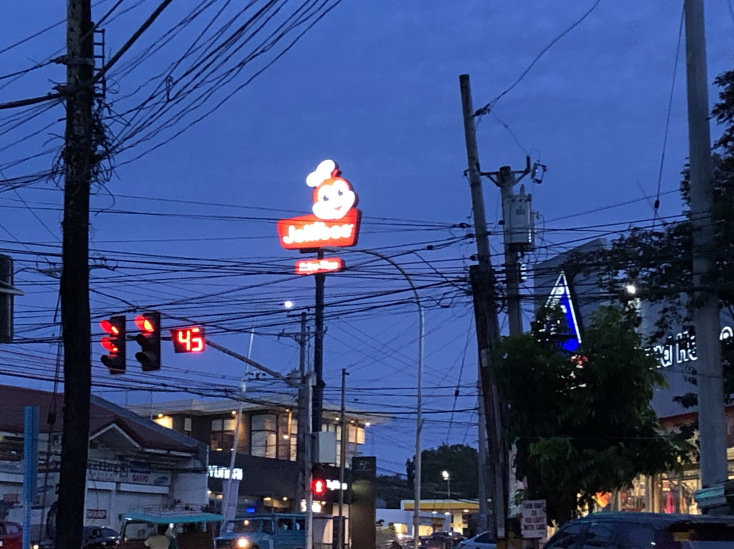 歩く途中で見つけたジョリビーの看板